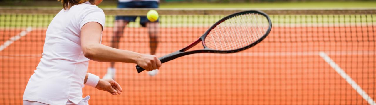 Tennisplatz mit zwei Tennisspielern im Hintergrund