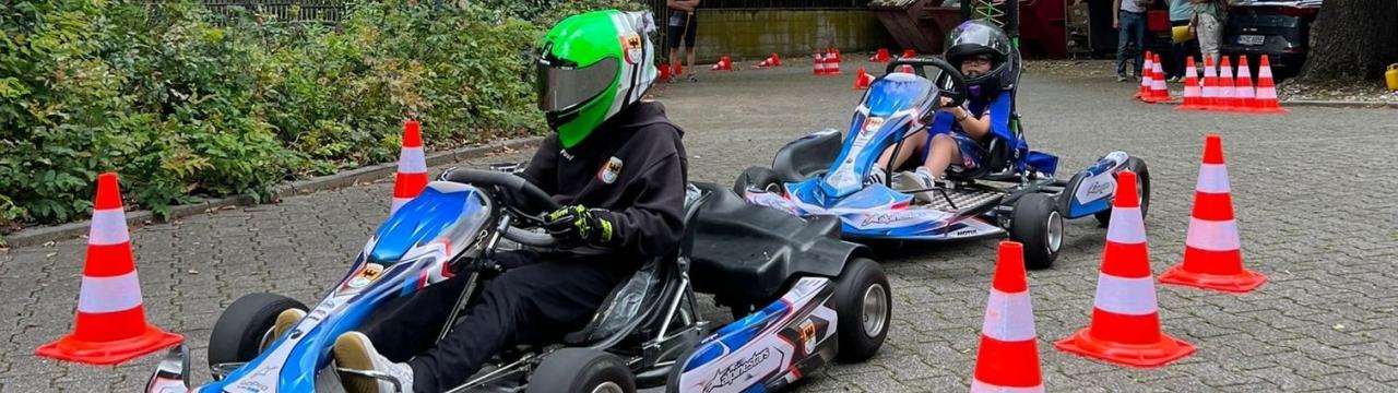 zwei Jungen im Kart