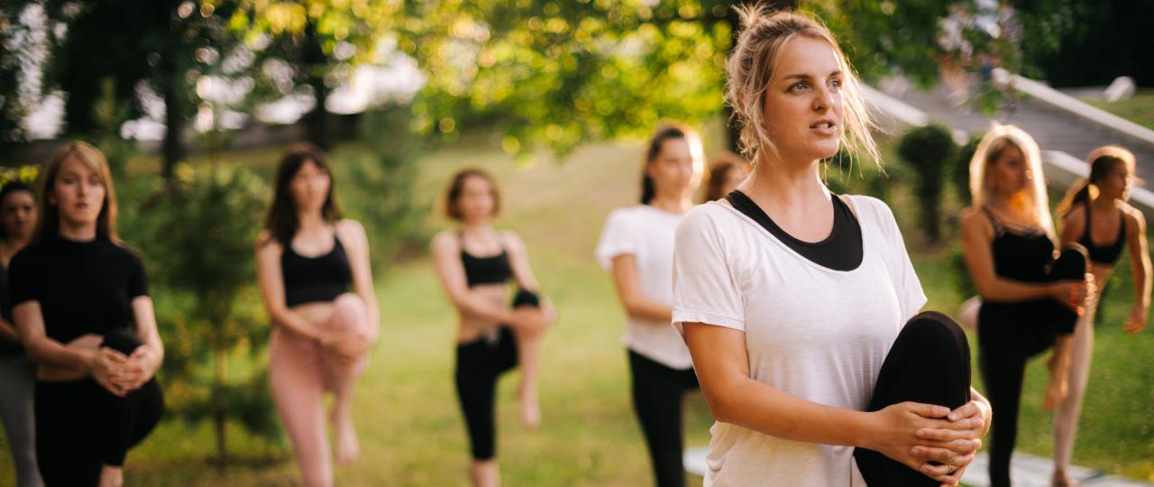 Sportlerinnen beim Sporttreiben im Freien - mit Abstandseinhaltung