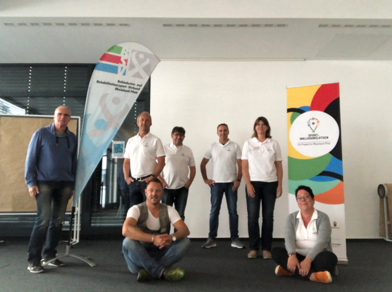Gruppenbild der Inklusionslots*innen mit den Vertretern des Behindertensportverbandes Rheinland-Pfalz.
