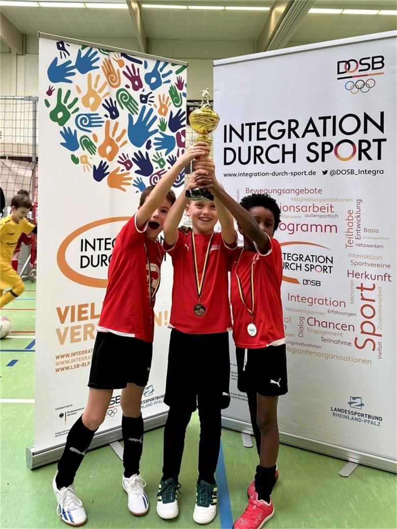 Drei Jungs jubeln beim Soccer Turnier 2024