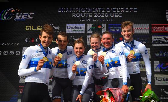 Die Mixed-Staffel mit Radfahrer Miguel Heidemann beim Gruppenfoto nach dem EM-Sieg.