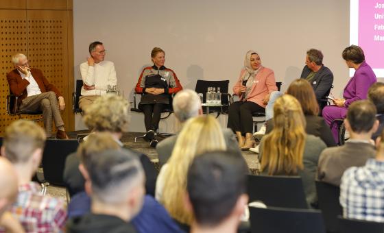 Podiumsdiskussion mit sechs Personen