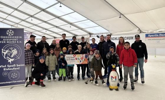 Gruppenfoto Teilnehmer*innen Eissporttag