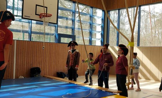 Kinder in der Turnhalle mit Piratenmütze