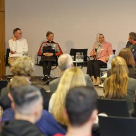 Podiumsdiskussion mit sechs Personen